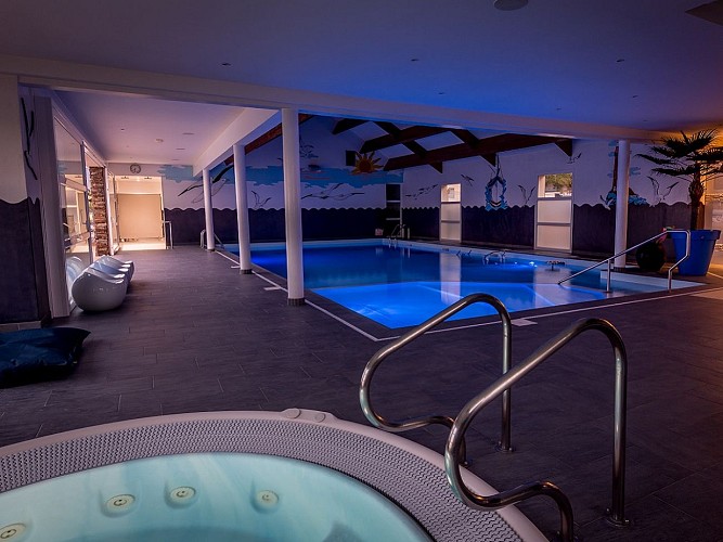 M&amp;V Resort-Piscine intérieur de nuit