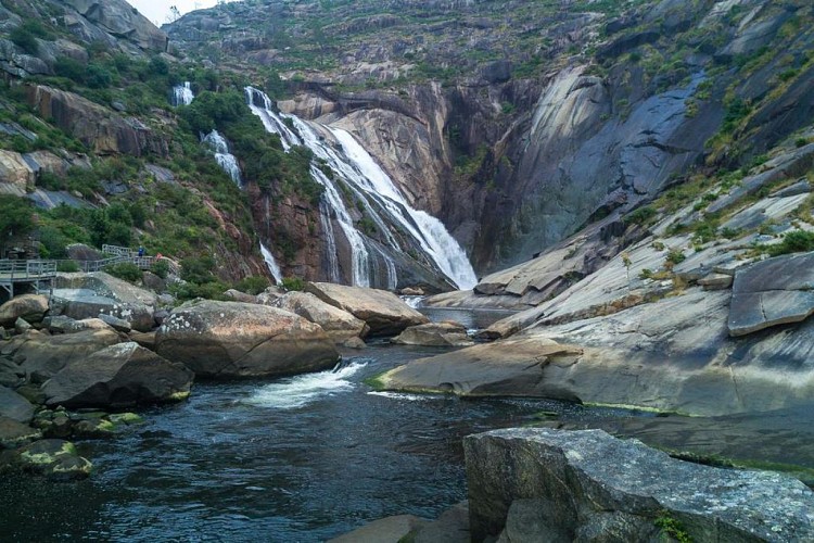 Pinto Mountain and Ézaro Waterfall