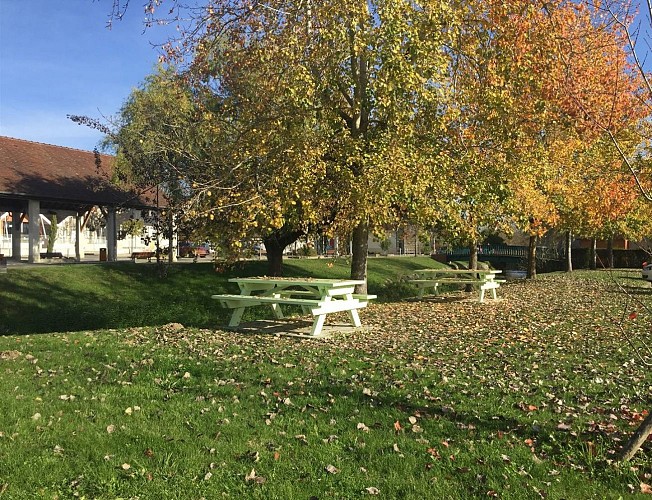 Aire pique-nique - Poey - les tables
