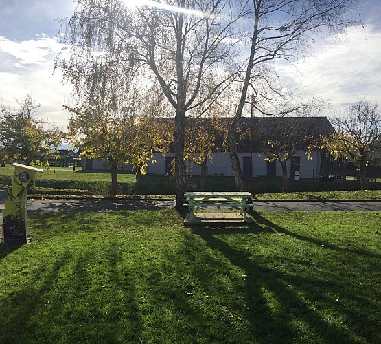 Aire pique-nique - Poey - sous les arbres