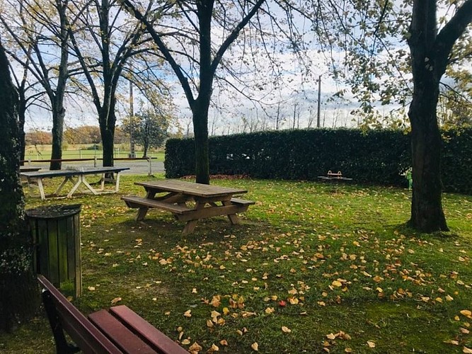 Aire pique nique - Bougarber - tables