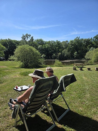 Etang et personnes - Camping Creuse Nature