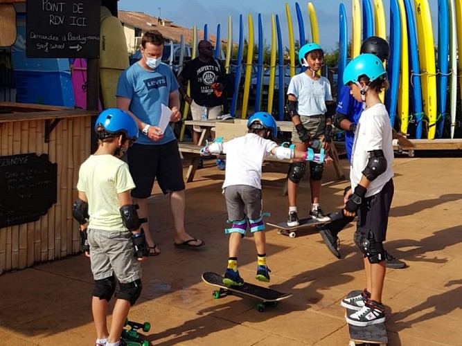 Tout le monde est pret pour son cours de skate a seignosse