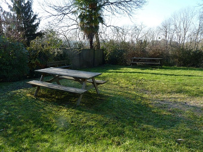 aire de pique-nique derrière salon du coiffure Jardin de Juliette - Morlanne - cph SMT NB 7 janv 2021