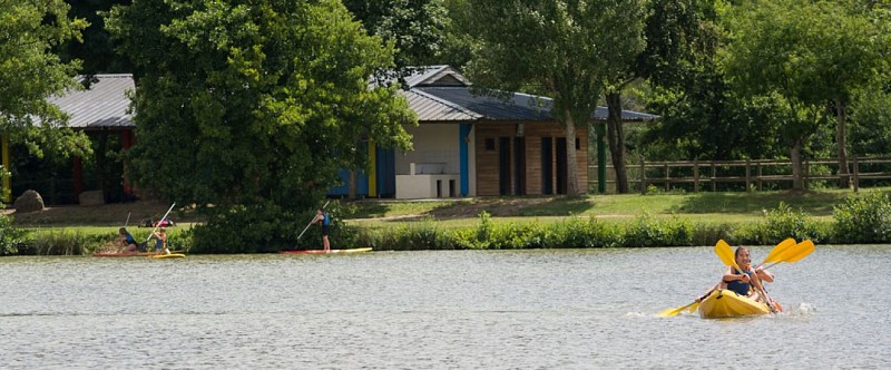 Paddles, canoës au lac de Brûlon
