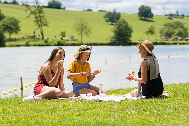 Pique-nique sur l'herbe à la base de plein air de Brûlon