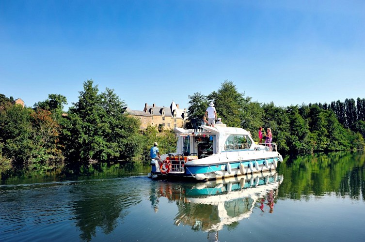 Bateau habitable sans permis d'Anjou Navigation sur la Sarthe