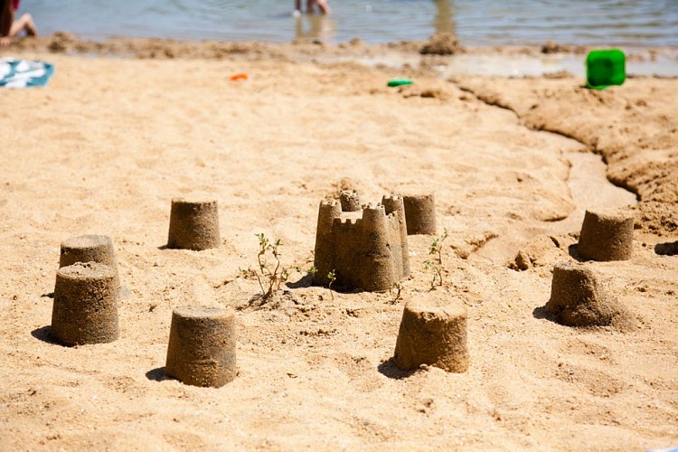 Plage et châteaux de Sable - Base de loisirs de Brûlon