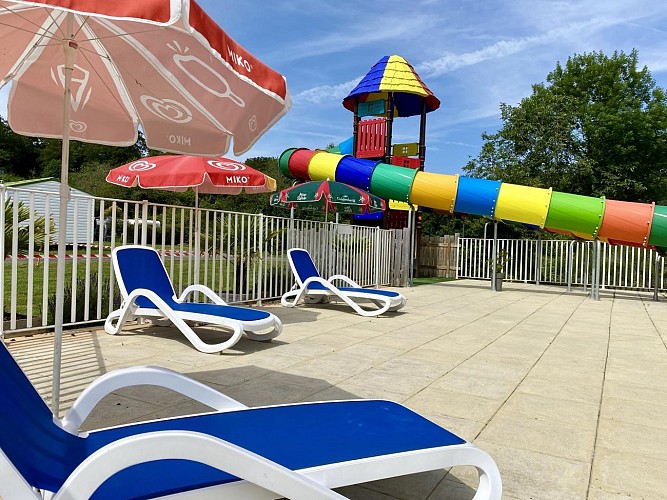 Piscine couverte avec tobbogans