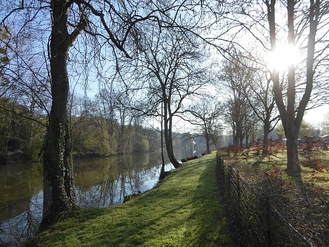 Camping du Sans Souci à Fresnay-sur-Sarthe - emplacements camping/camping-car