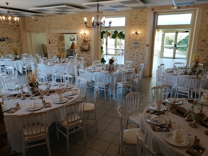 Gîte de groupe Domaine de Meslay - Fyé - salle en pierres