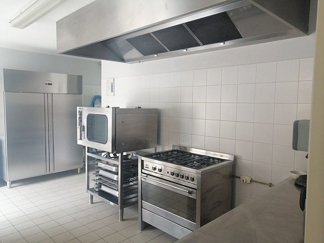 Gîte de groupe Domaine de Meslay - Fyé - cuisine professionnelle équipée