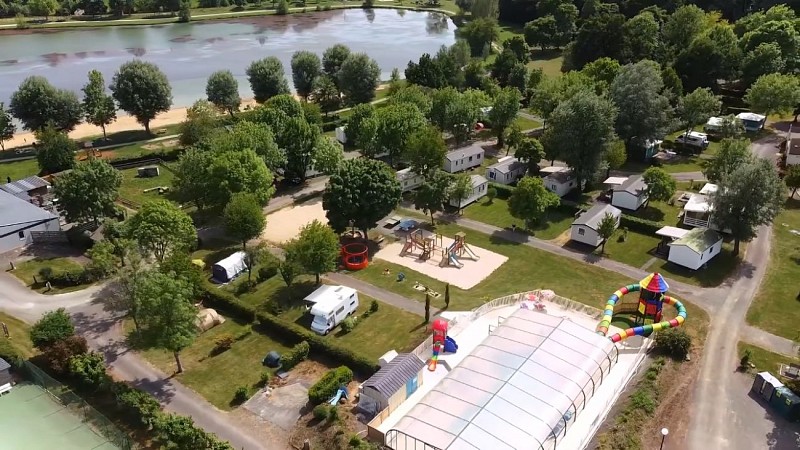 Camping au bord du lac de Brûlon