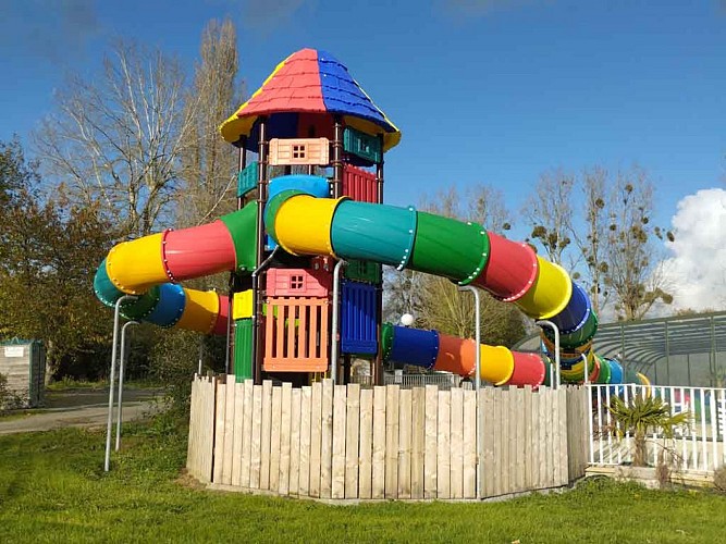 piscine-couverte-chauffee-toboggan