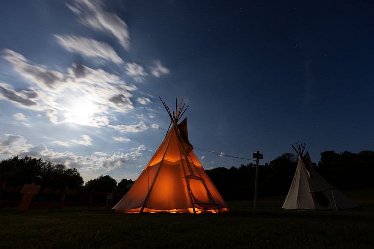 © Maxime Guillon _ Les Tipis la nuit