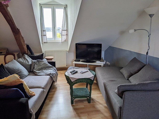 un espace salon confortable avec TV à disposition