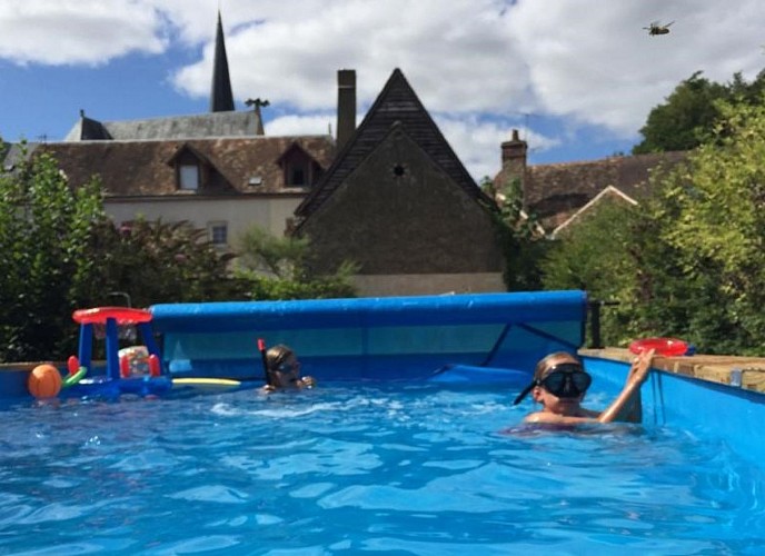 piscine avec vue sur les bâtiments du gîte