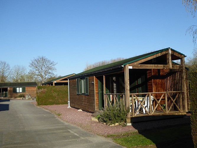 Chalets au Camping du Sans Souci à Fresnay-sur-Sarthe - extérieur