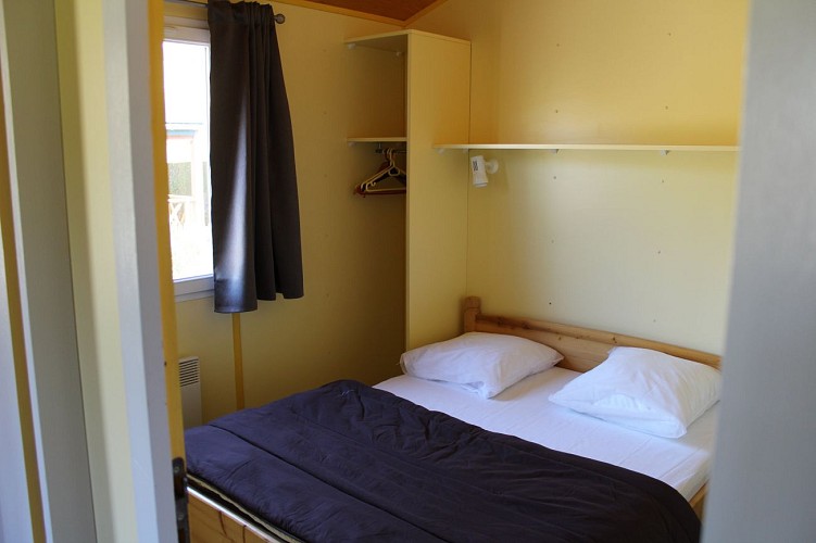 Chalets au Camping du Sans Souci à Fresnay-sur-Sarthe - chambre double