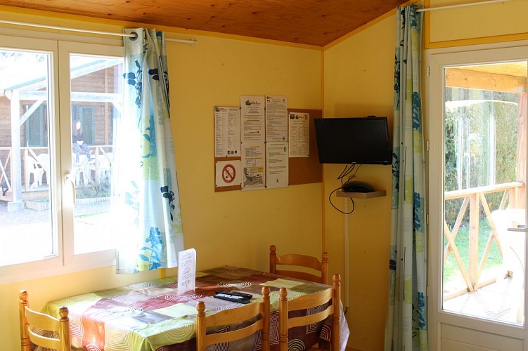 Chalets au Camping du Sans Souci à Fresnay-sur-Sarthe - séjour