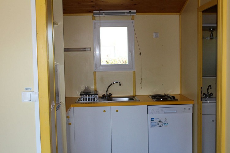 Chalets au Camping du Sans Souci à Fresnay-sur-Sarthe - cuisine