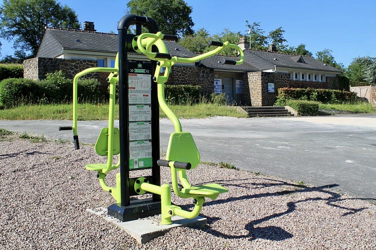Chalets au Camping du Sans Souci à Fresnay-sur-Sarthe - appareil de musculation