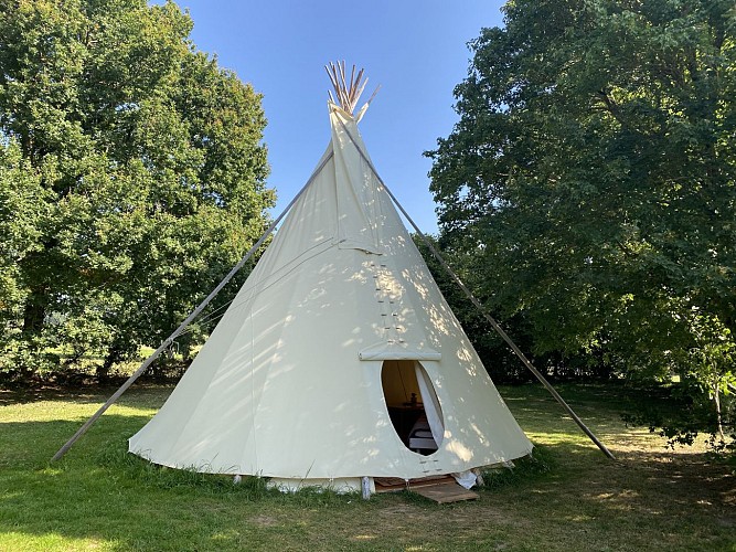 Tipi Hip Hourra - hébergement insolite à Sougé-le-Ganelon - extérieur