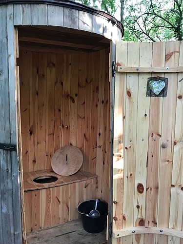 Tipi Hip Hourra - hébergement insolite à Sougé-le-Ganelon - toilettes sèches