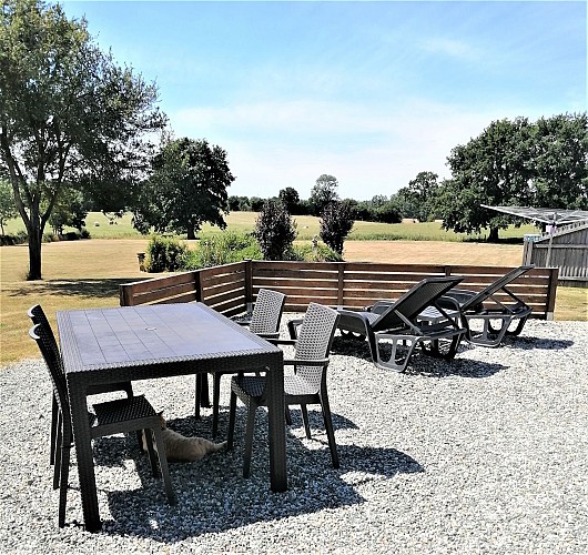 Le Grand Jarrier - gîte - Saint-Georges-le-Gaultier - patio