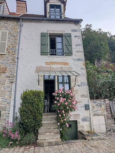 Meublé Le Bourgneuf - Fresnay-sur-Sarthe - façade 2025