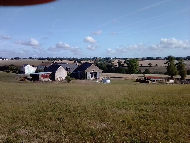 Une ferme au milieu des collines