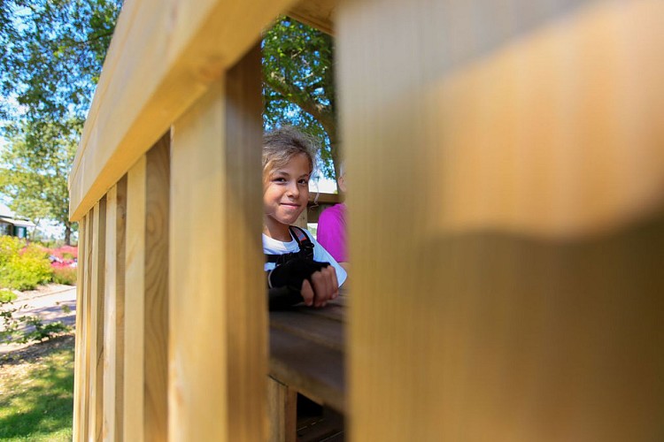 Camping l'hippodrome terrasse petite fille