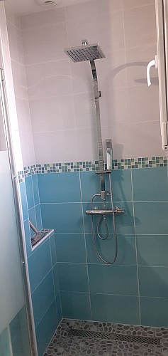 Douche à l'italienne spacieuse