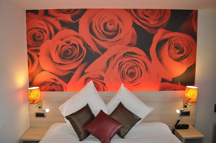 Sable-Tourisme-hotel-Inn-sable-chambre-orange