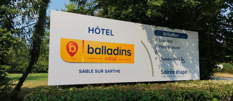 Entrée Parking - initial by balladins Sablé sur Sarthe