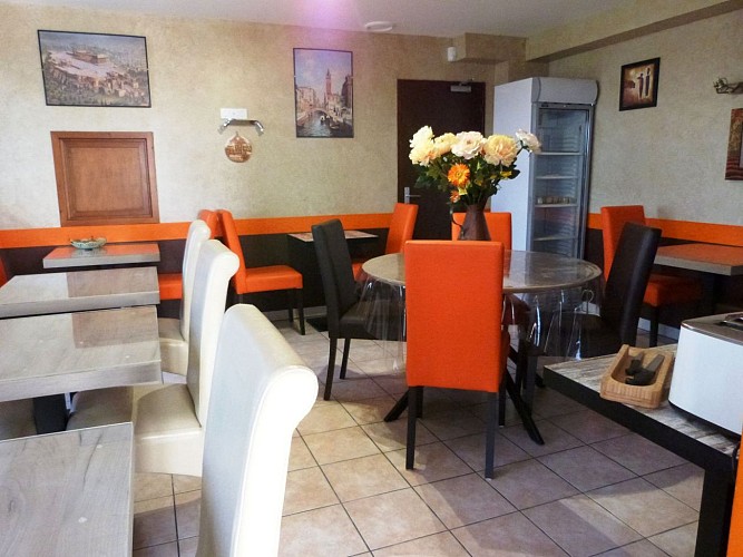 SALLE du RESTAURANT ET P.D.J 1