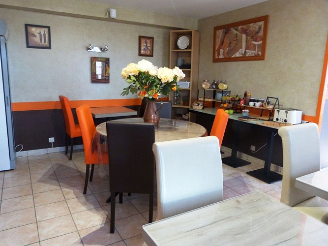 SALLE du RESTAURANT ET P.D.J 2