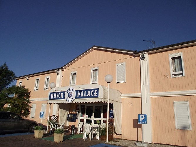 Quick Palace façade coté parking