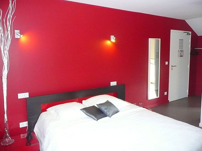 vallee-de-la-sarthe-saint-aubin-chambre-rouge-72-HOT