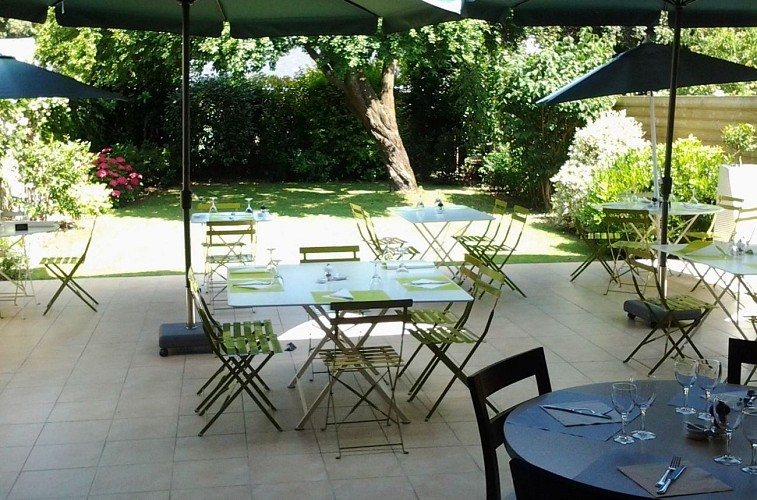 Salle et terrasse sur jardin