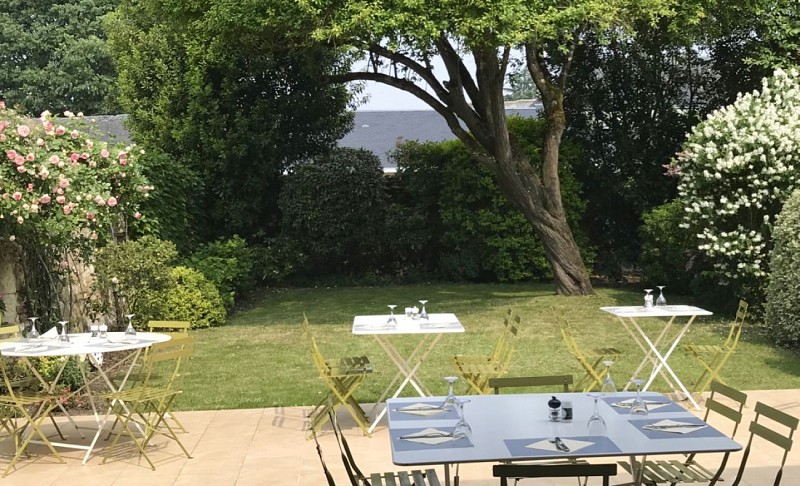 Salle et terrasse sur jardin