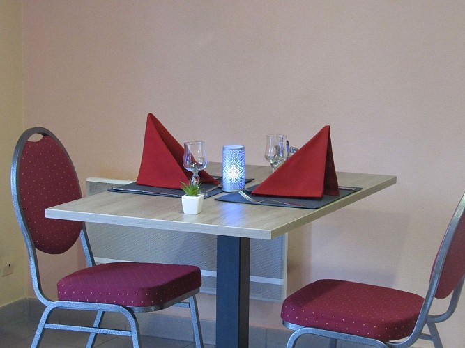 Auberge du Braconnier - grande salle soir et weekend