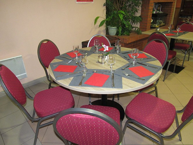 Auberge du Braconnier - grande salle menu ouvrier