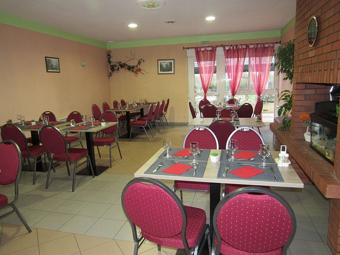 Auberge du Braconnier - entrée de la grande salle