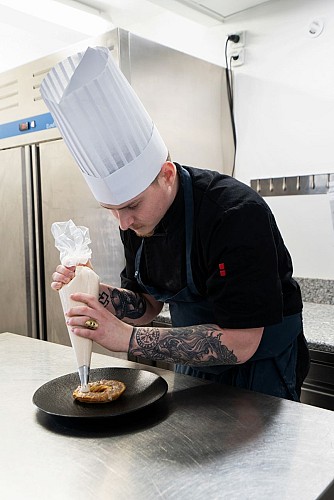 Notre pâtissier en cuisine