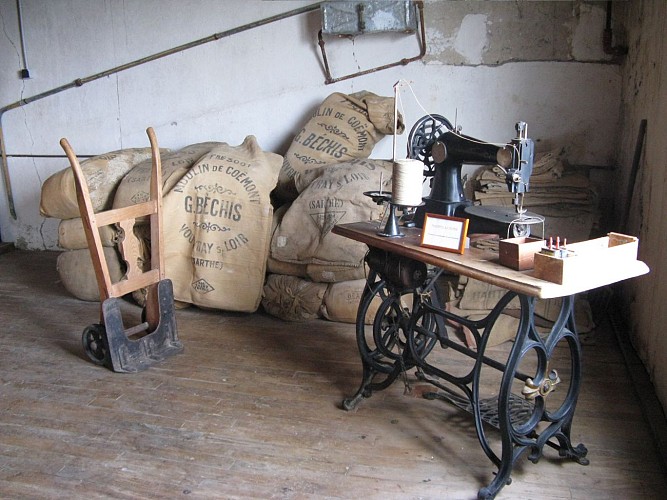 PCU879000735 - Diable, sacs et machine à réparer les sacs