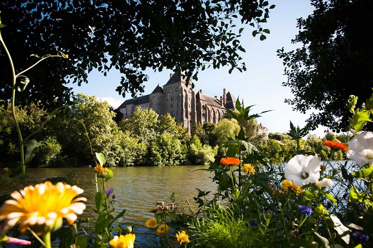 tourisme-sarthe-abbaye-de-solesmes-vue-de-la-Sarthe