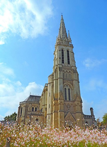 Entrée de la basilique Notre-Dame du chêne