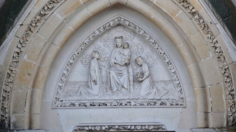 Tympan au dessus du porche d'entrée de la basilique