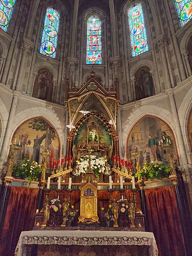 Maître-autel, épisodes de l'histoire de N-D du Chêne, galerie de saints, vitraux